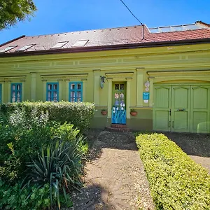 Fehér Tulipán Apartman Vendégház